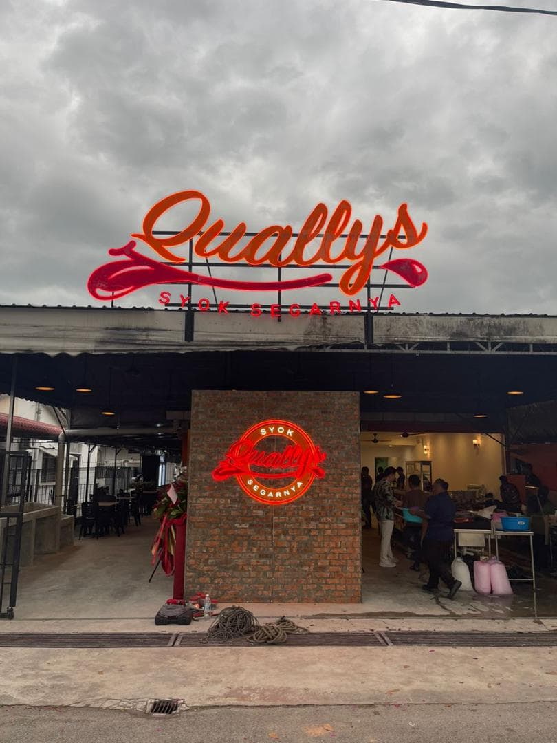 3D outdoor neon signage for business branding.