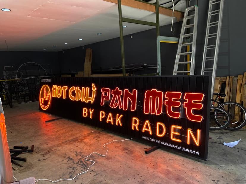 3D outdoor neon signage for business branding.