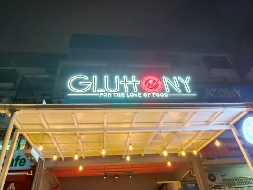 3D outdoor neon signage for business branding.