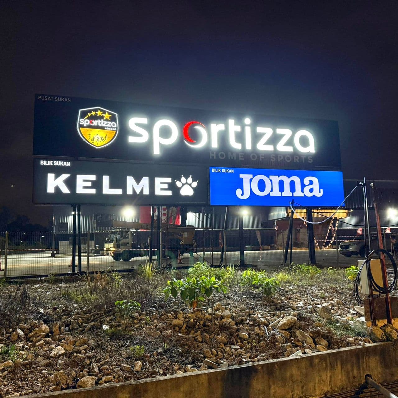 Sportizza Giant Main Sign