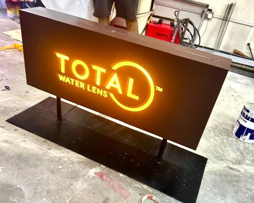 Total Lens Stand Type Sign