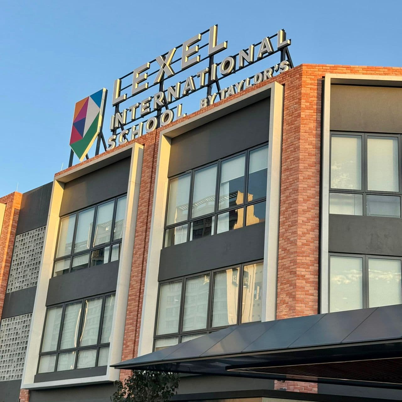 Lexel Rawany Giant Sign